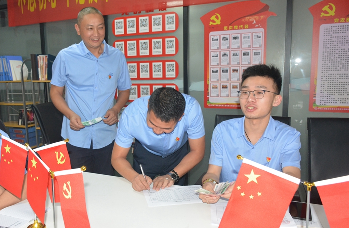 1569373237112407.jpg 现场缴纳9月党费.JPG