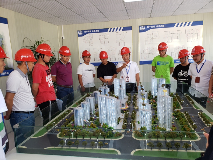 图2.参观在建项目沙盘.jpg