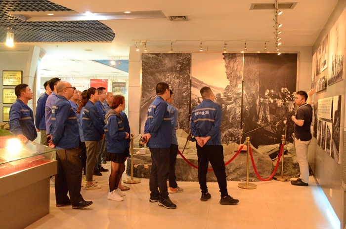 图1：参观二局陈列馆.JPG