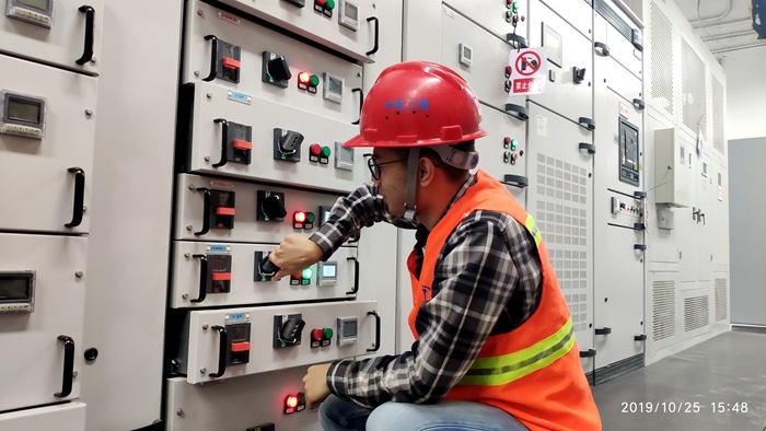 图为变配电室正在合闸操作_副本.jpg