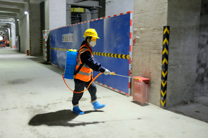 1572950073136023.jpg 图2:喷雾器洒水.JPG