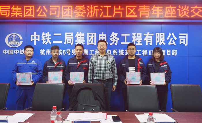 图2：发放慰问品.JPG