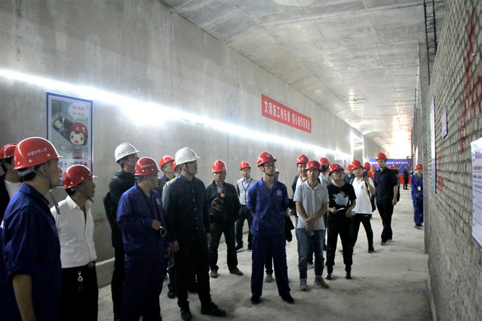 图1：观摩砌筑_副本.jpg