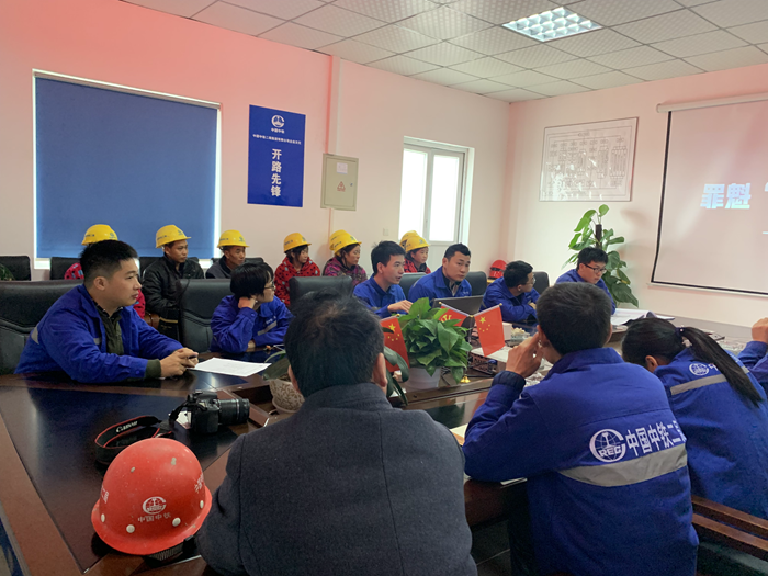 图一：会议室看视频.png