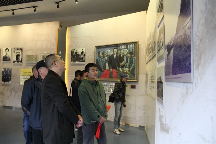 1575173132519953.jpg 图2:参观纪念馆.JPG