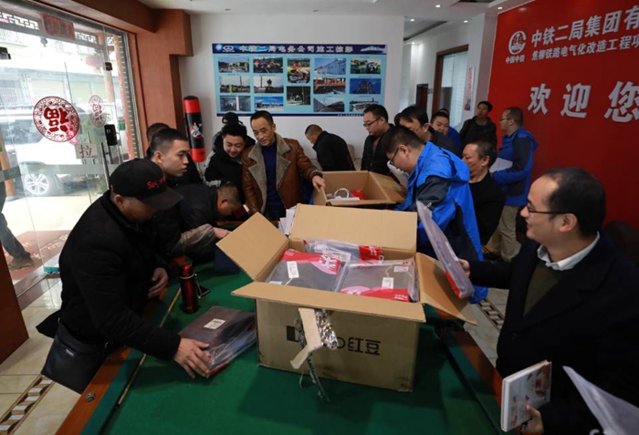 员工领取慰问品_副本.jpg