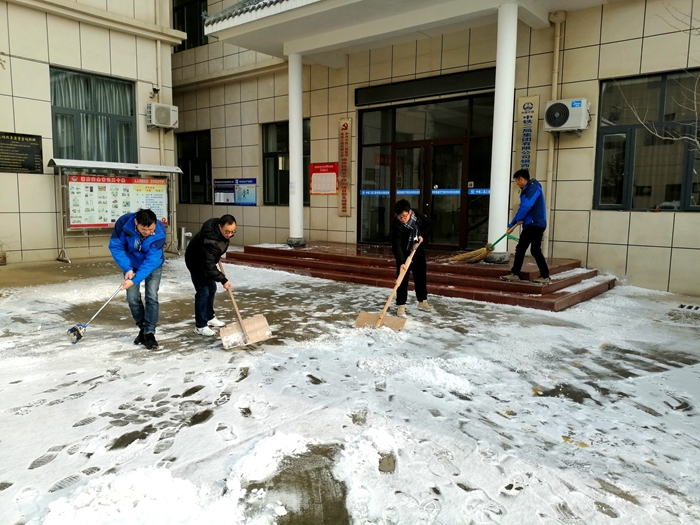 图：清扫积雪.jpg