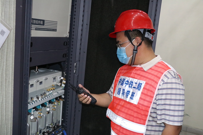 1582246476120876.jpg 图1:刘总坚守施工一线_副本.jpg