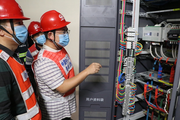 1582246493134474.jpg 图3:现场工艺指导_副本.jpg