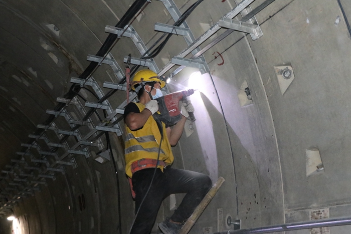 1582246515411642.jpg 图5:作业队隧道打眼_副本.jpg