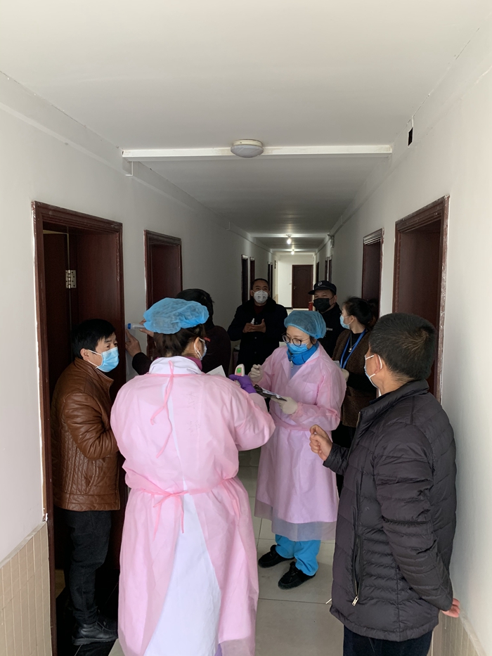 1582254434129293.jpg 图三:镇卫生院测量体温_副本.jpg