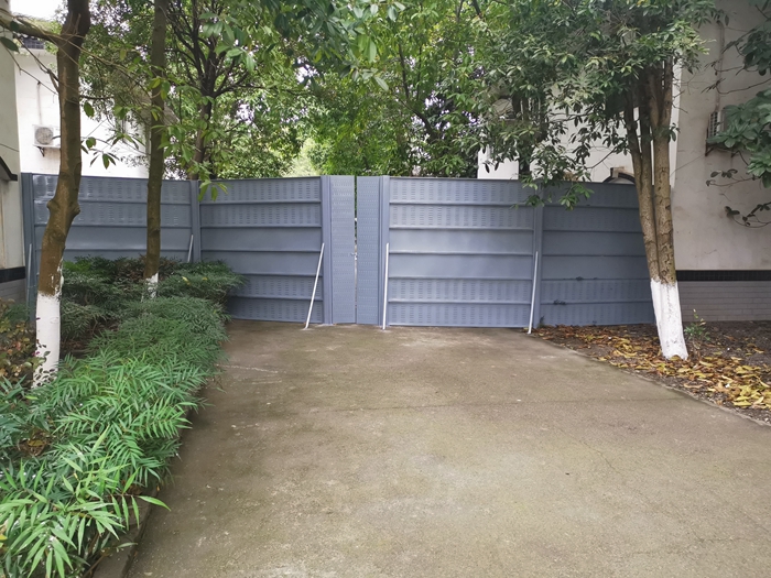 1582254438771645.jpg 图四:项目部封闭围挡搭建_副本.jpg