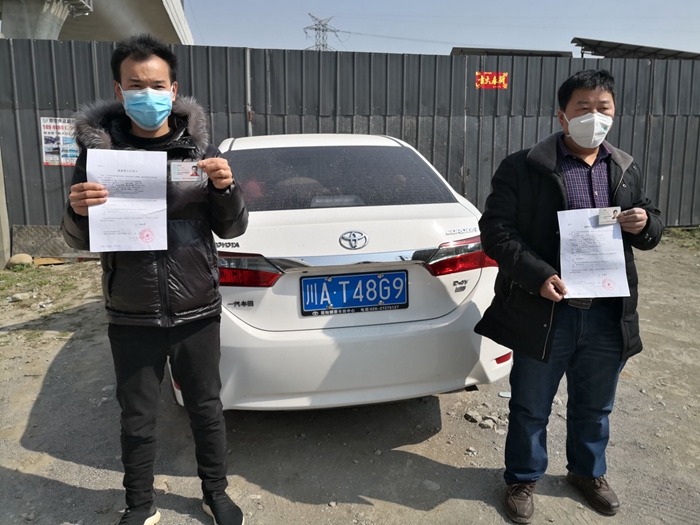 1582359877593623.jpg 图1:专车接送返岗工人_副本.jpg