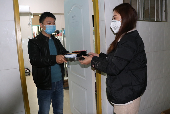 1582513715610879.jpg 图;史俊霞为隔离工人送餐_副本.jpg