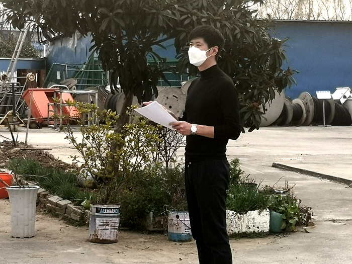 1582601295120613.jpg 图2:党支部副书记胡熹宣读规章制度_副本.jpg