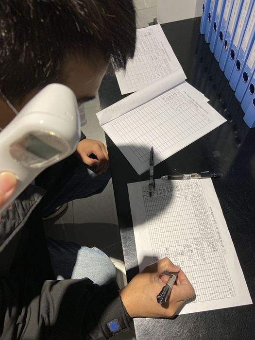 图2：对在岗人员进行体温测量.jpg