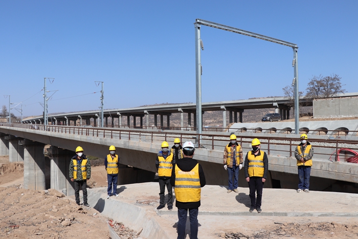 1582708050928195.jpg 图1:复工、防疫“两手抓”现场宣讲_副本.jpg