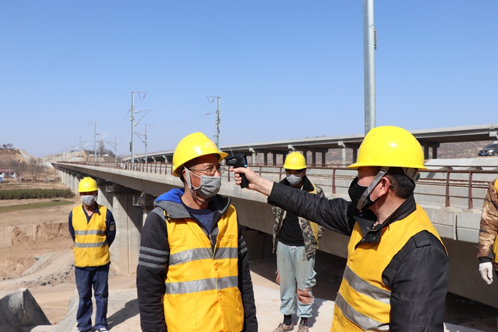 1582708055321662.jpg 图2:现场体温监测_副本.jpg