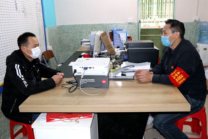 图2：项目副书记兼工会主席张辉给劳务队返岗人员讲解防疫情基本知识 (1)_副本.jpg