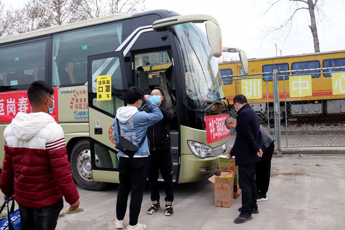 1583911474117739.jpg 图2:测温上车_副本.jpg