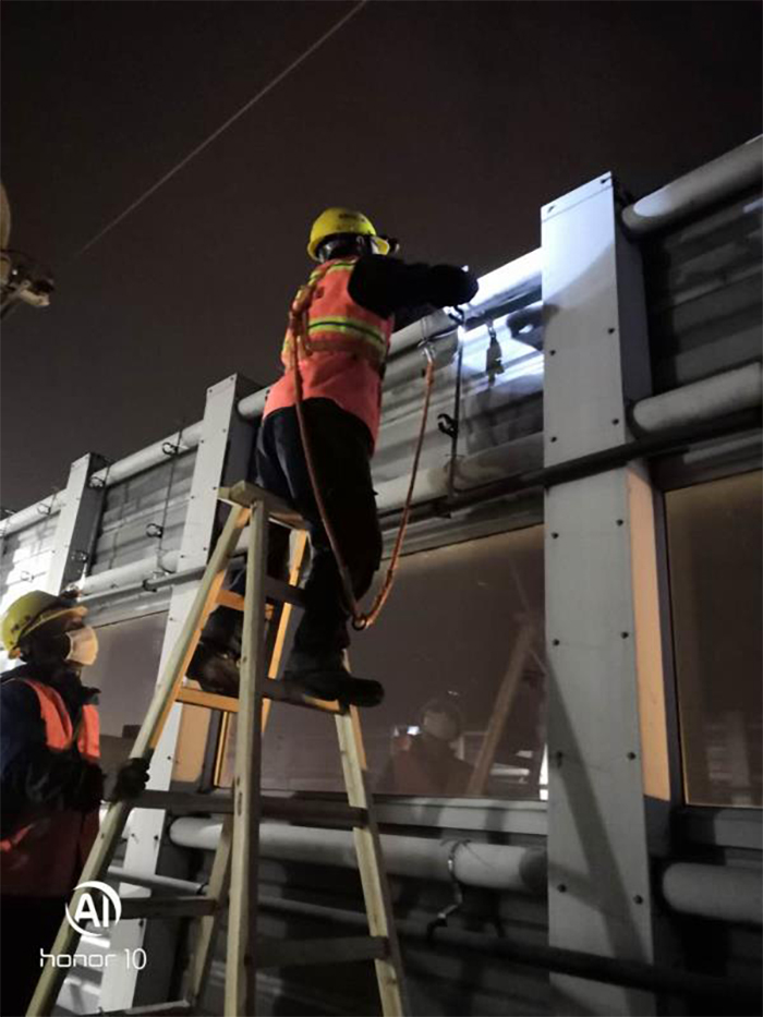 1584407542632610.jpg 图2:施工现场漏缆卡具安装副本.jpg