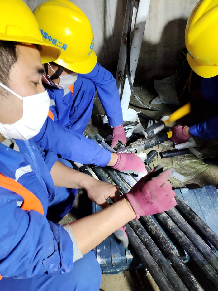 1585117615822466.jpg 图:电缆做头.jpg