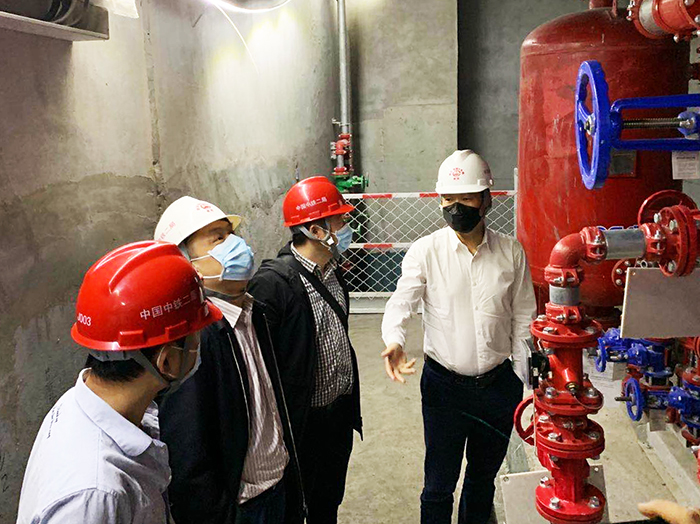 图2：林总和谢总查看消防水泵副本.jpg