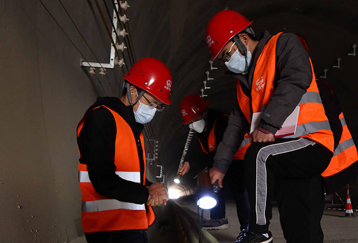 遵余工程部技术人员对隧道电缆沟进行检查副本（1）.jpg