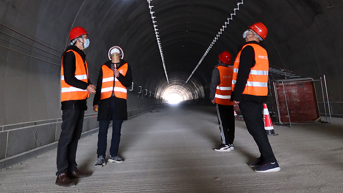 遵余项目工程部技术人员对隧道预埋件进行检查副本.jpg
