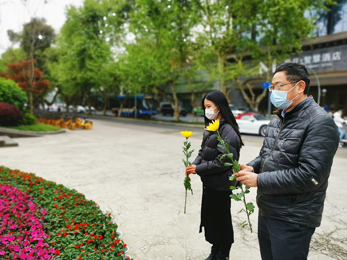 图2：祭奠先辈英2副本.jpg