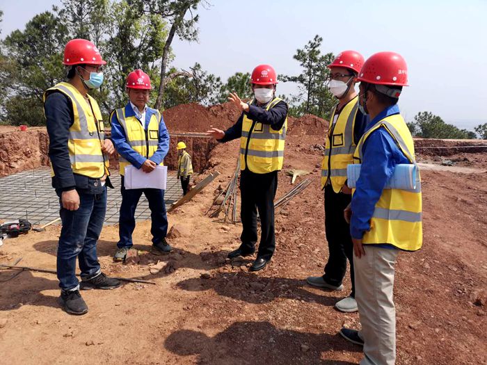 1586079070131677.jpg 图1:孙思松在螺峰山变电站施工现场检查指导_副本.jpg