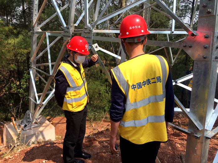 1586079079766396.jpg 图2:孙思松在35KV铁塔旁检查指导_副本.jpg