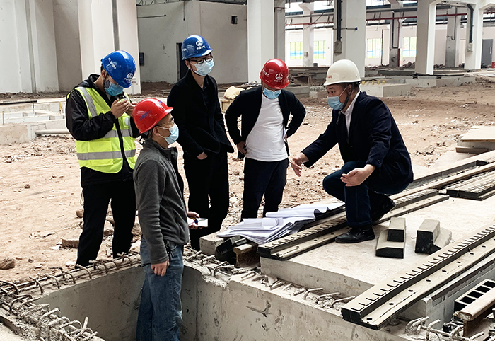 1586499680104670.jpg 图1:现场核对图纸和设备基础副本.jpg