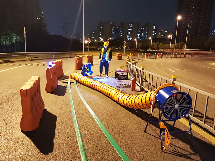 1586507432429155.jpg 电缆井抽水通风作业副本.jpg