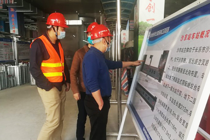 1586758999193212.jpg 图.现场分析目前施工形势副本.jpg