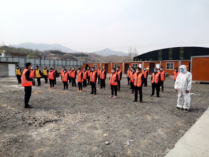 1586785668387501.jpg 5、复工复产早点名---摄影 袁勇_副本.jpg