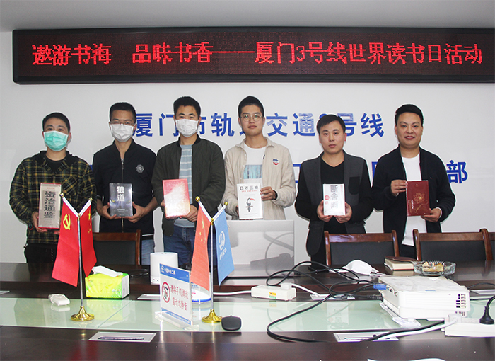 图4 发放书籍合影（杨珊珊摄）副本.jpg