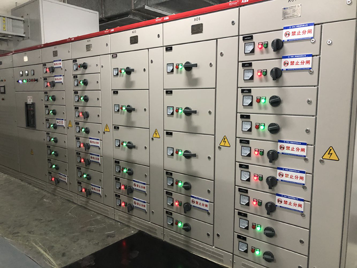 图3：配电柜上张挂安全标牌_副本.jpg