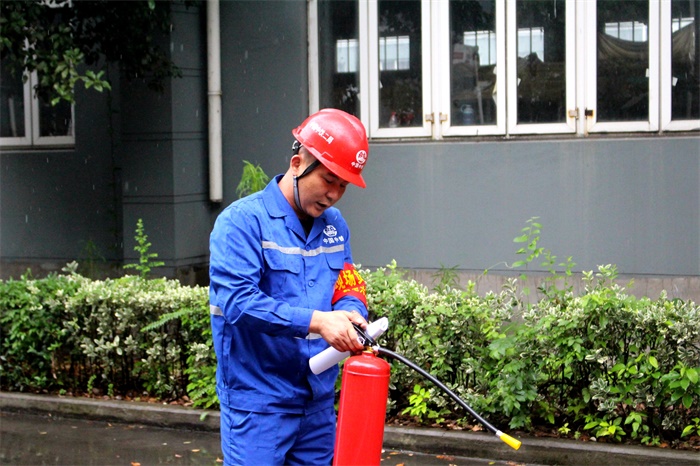 图2：讲解灭火器使用方法.jpg