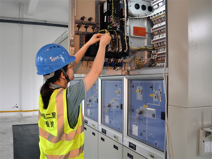 首通段变电所成功-唯亭北所操作（苏州地铁5号线中铁二局电务公司--马诚摄影） (2).JPG