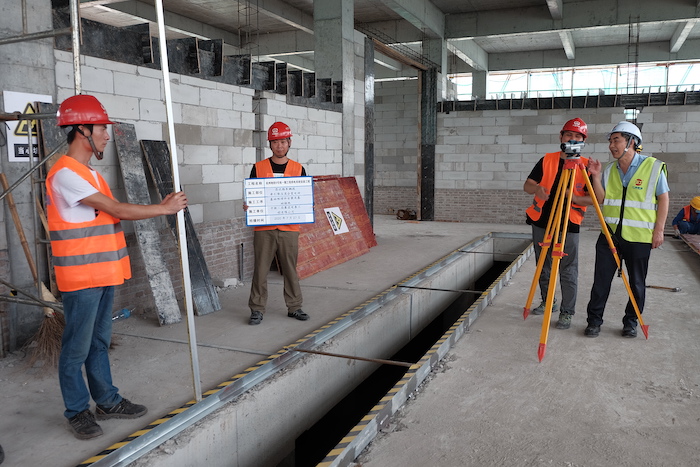 1596162839994378.jpg 图1:昌达路车辆段牵引降压混合变电所进行的基础预埋件安装及基础接地项目的验收现场.JPG