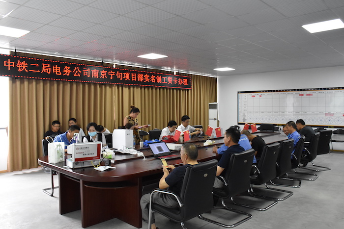 图1：办卡现场 (1).JPG