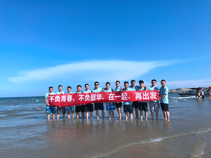 图1.海边合影.png