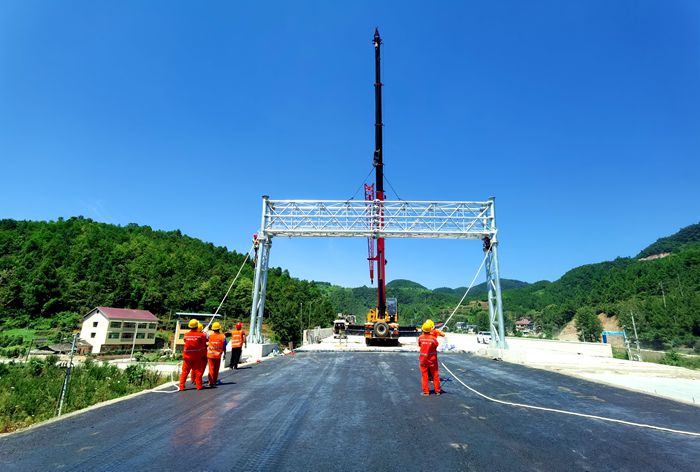 图一：首座ETC门架安装过程 (2)_副本.jpg