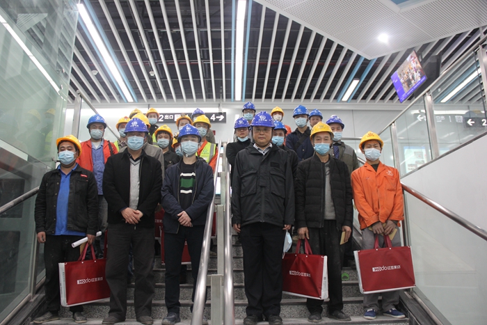 图3  与川籍农民工合影.JPG