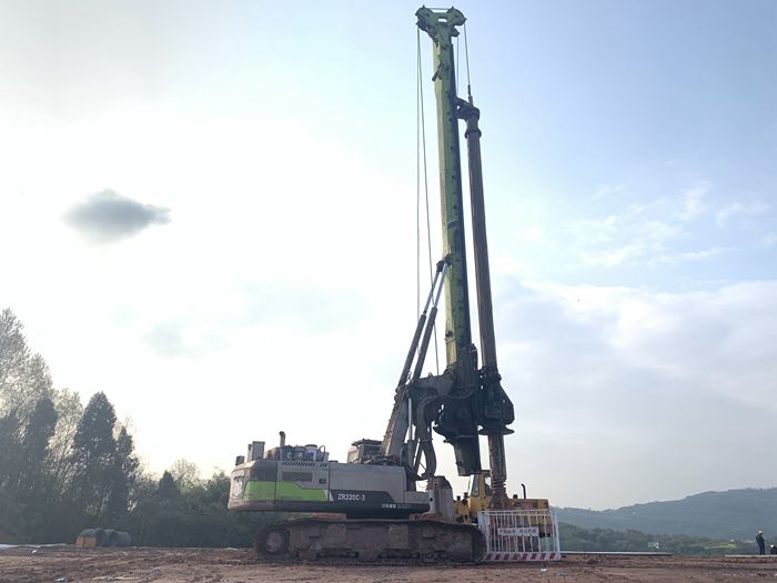 1615261856532819.jpg 图2:旋挖机打桩现场.jpg