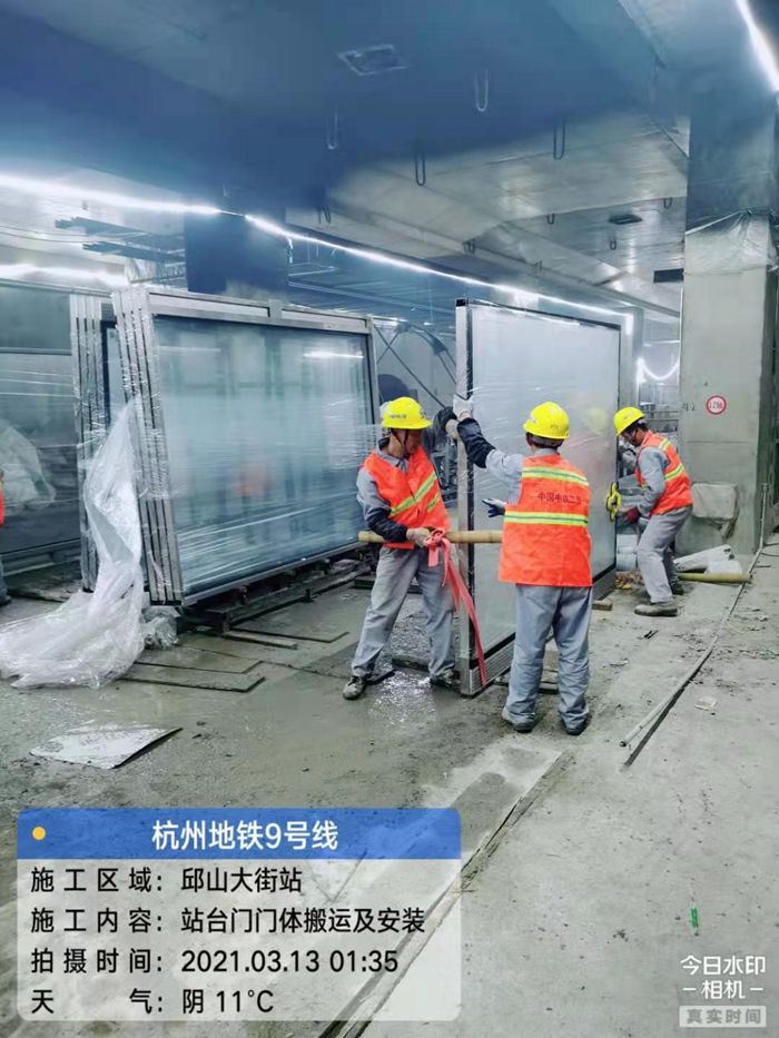 图1：站台门门体搬运及安装.jpg