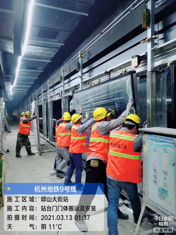 图2：站台门门体搬运及安装.jpg