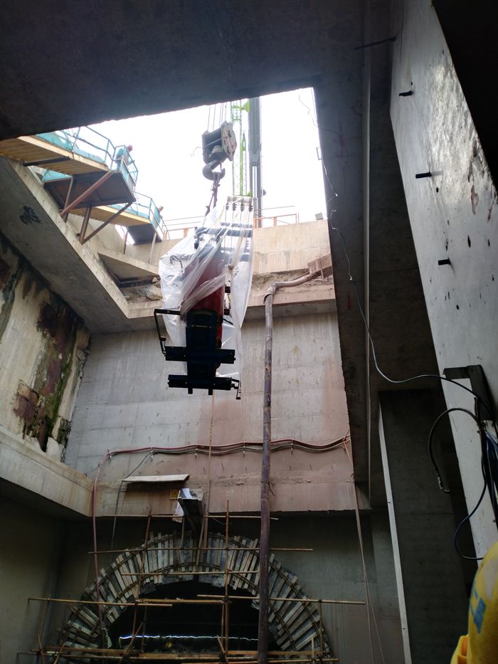 1615801996440258.jpg 图:设备吊装现场.jpg