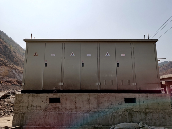 图4 箱式变电站吊装完成_副本.jpg